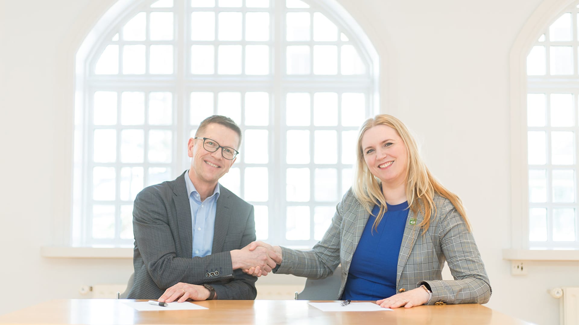 A man and a woman shaking hands