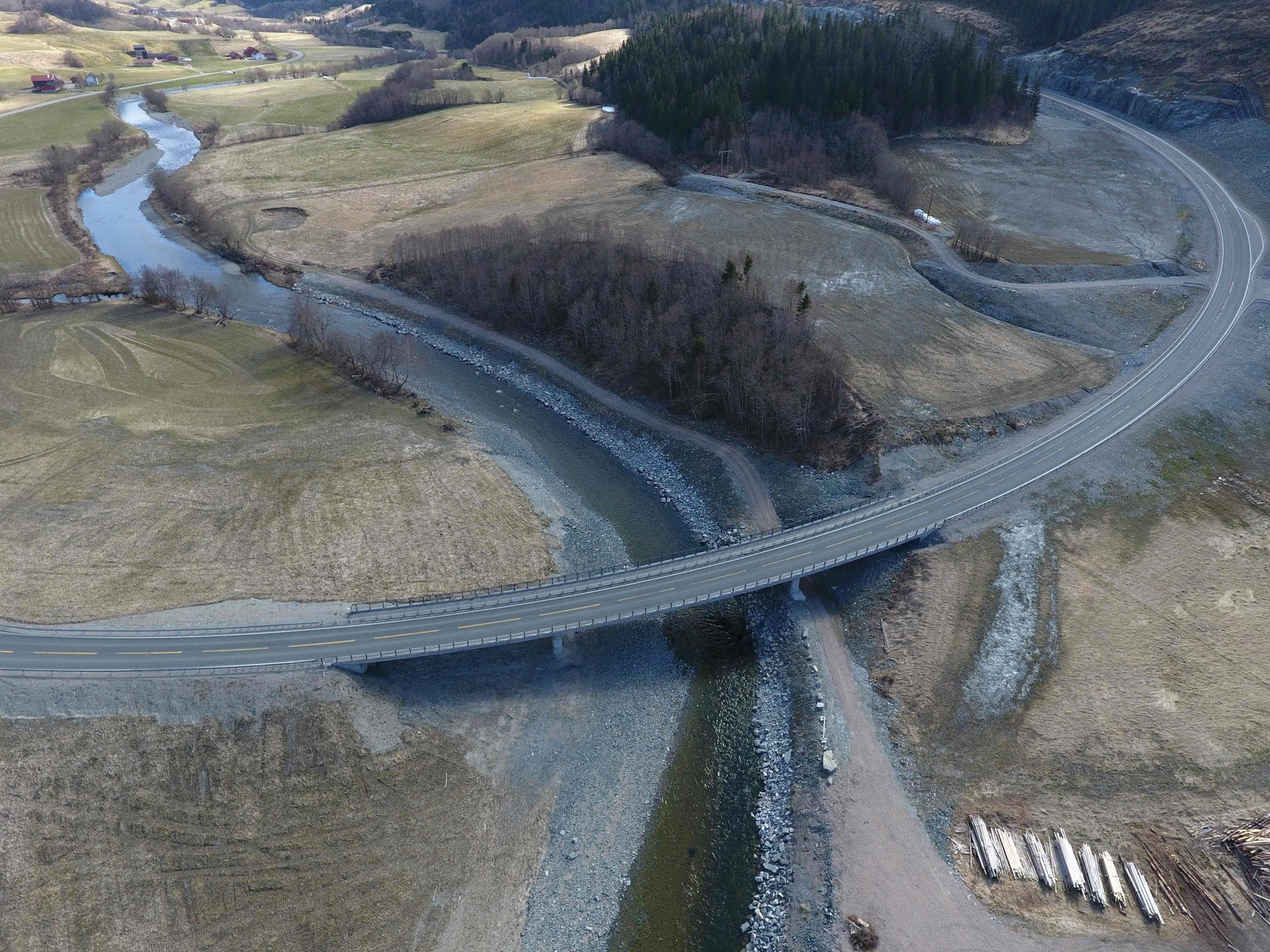 Road overa a bridge seen from above