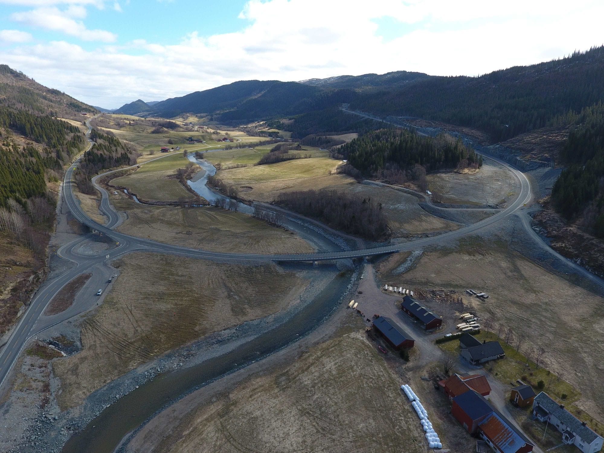 Road overa a bridge seen from above
