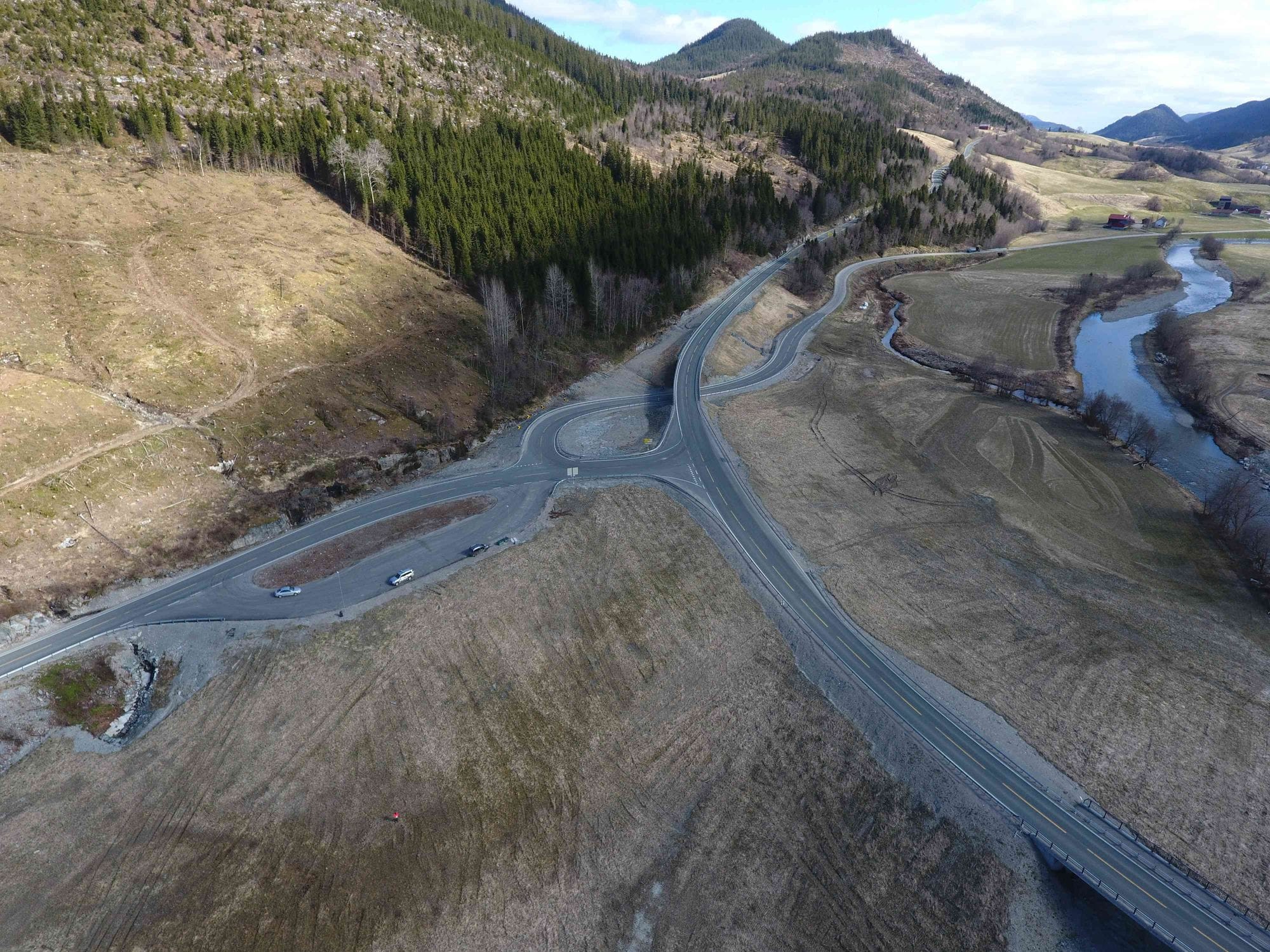 Road overa a bridge seen from above