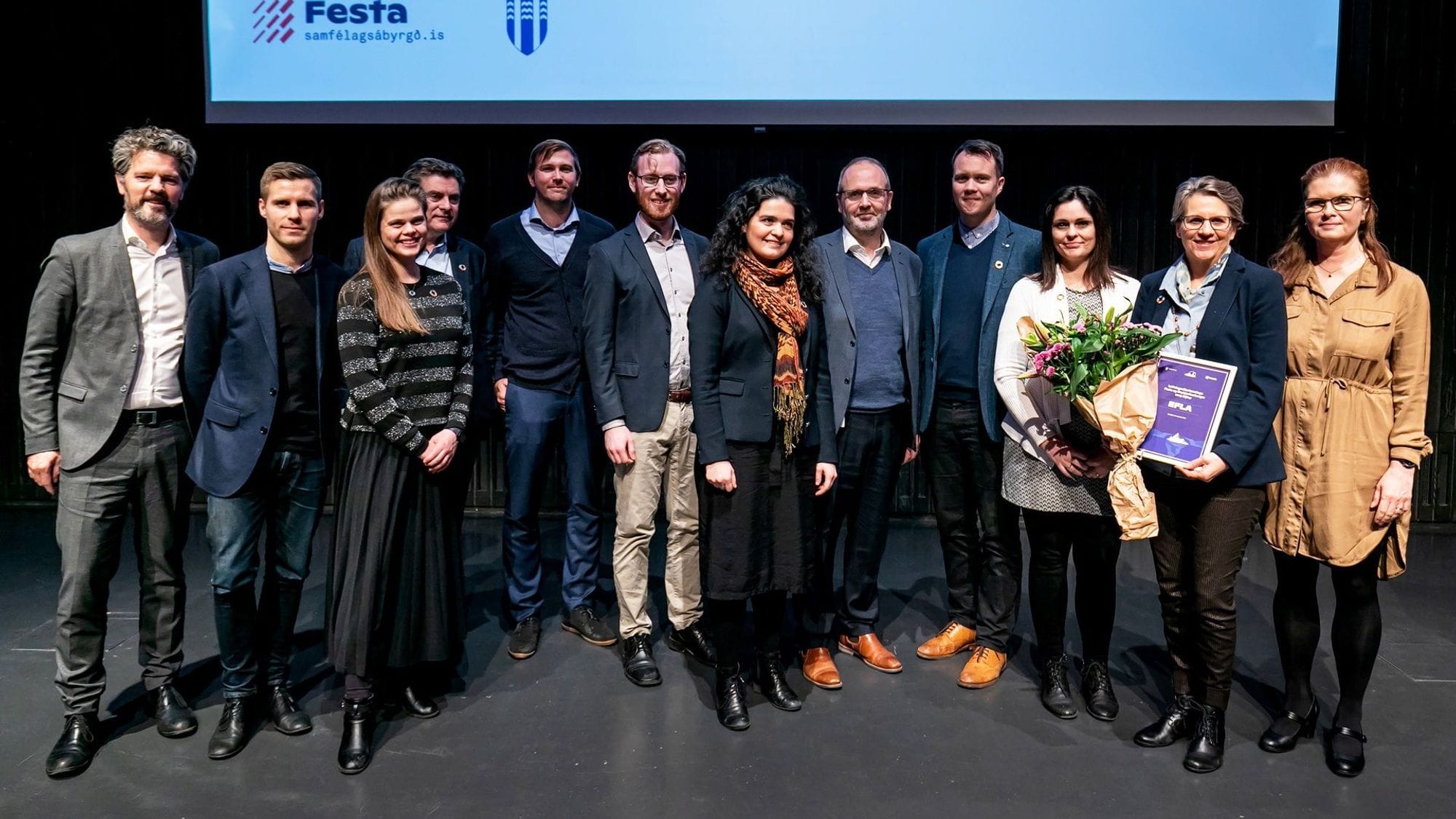 12 people standing in a row with klimaprisen