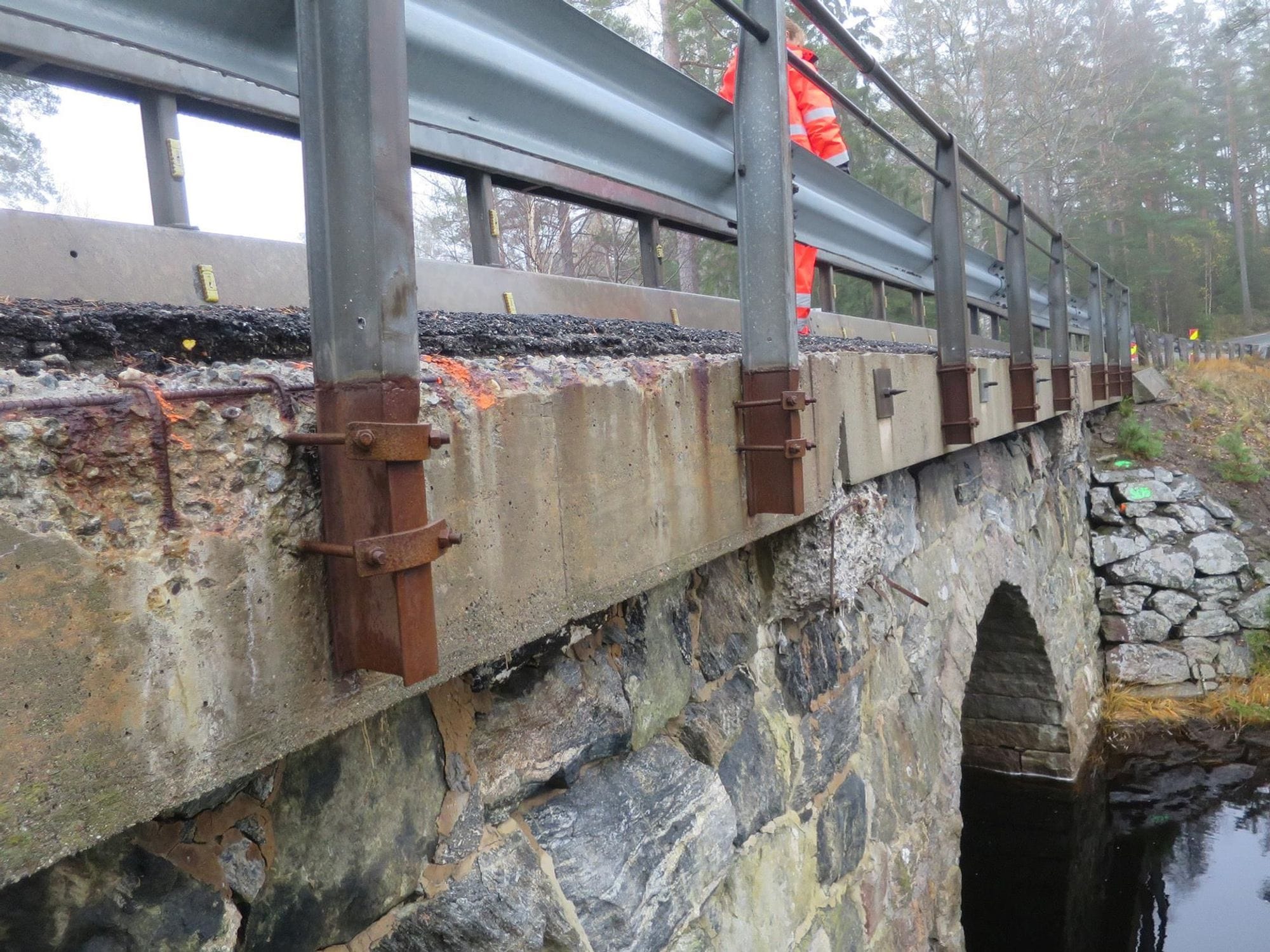 Damaged superstructure and reduced guide width on Sunds bridge in Aremark municipality.