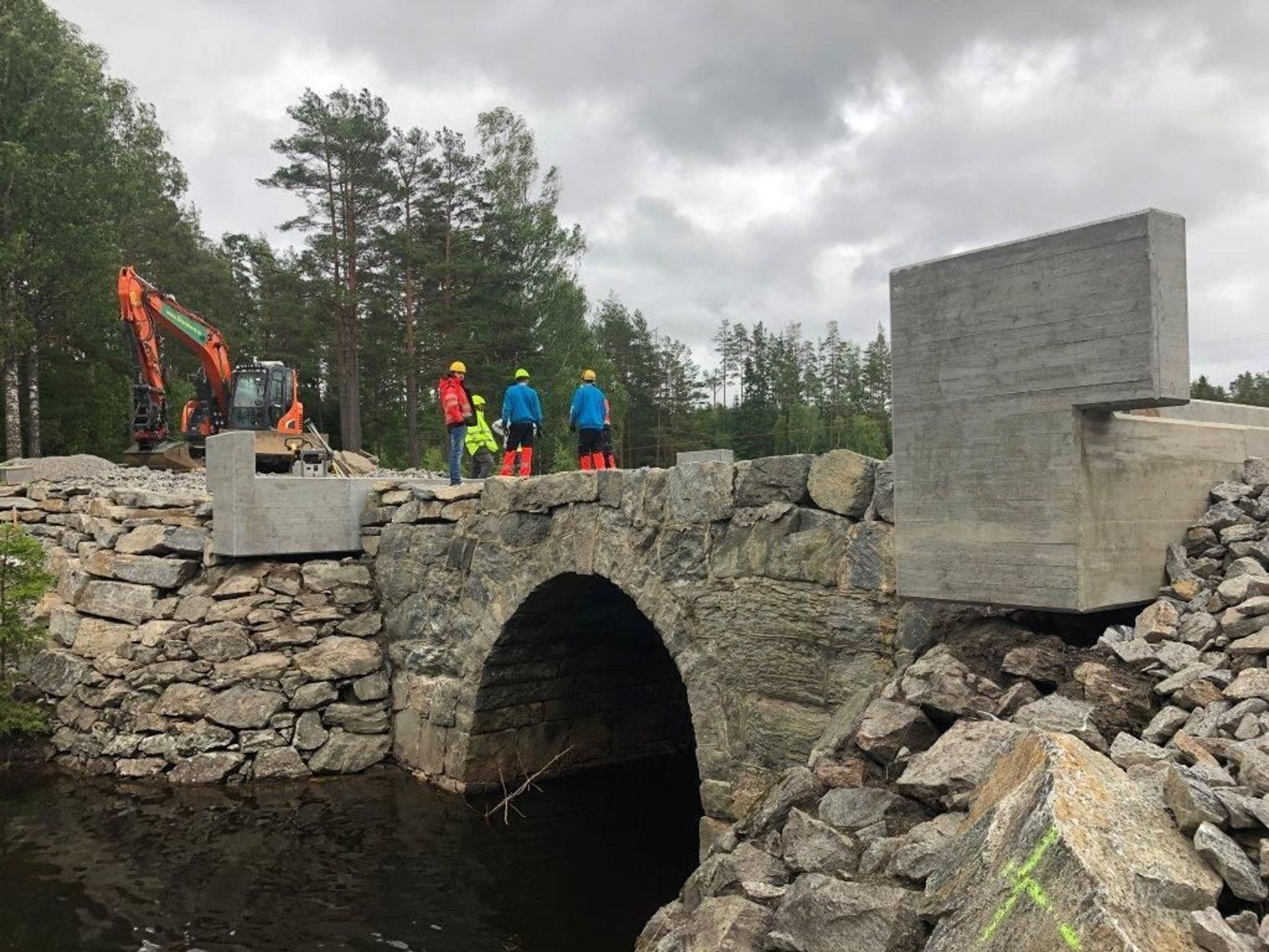 New land tanks fully assembled on the top of the stone built Sunds bridge.  A small orange grave can be seen to the side of the bridge and several workers at work on top of the bridge