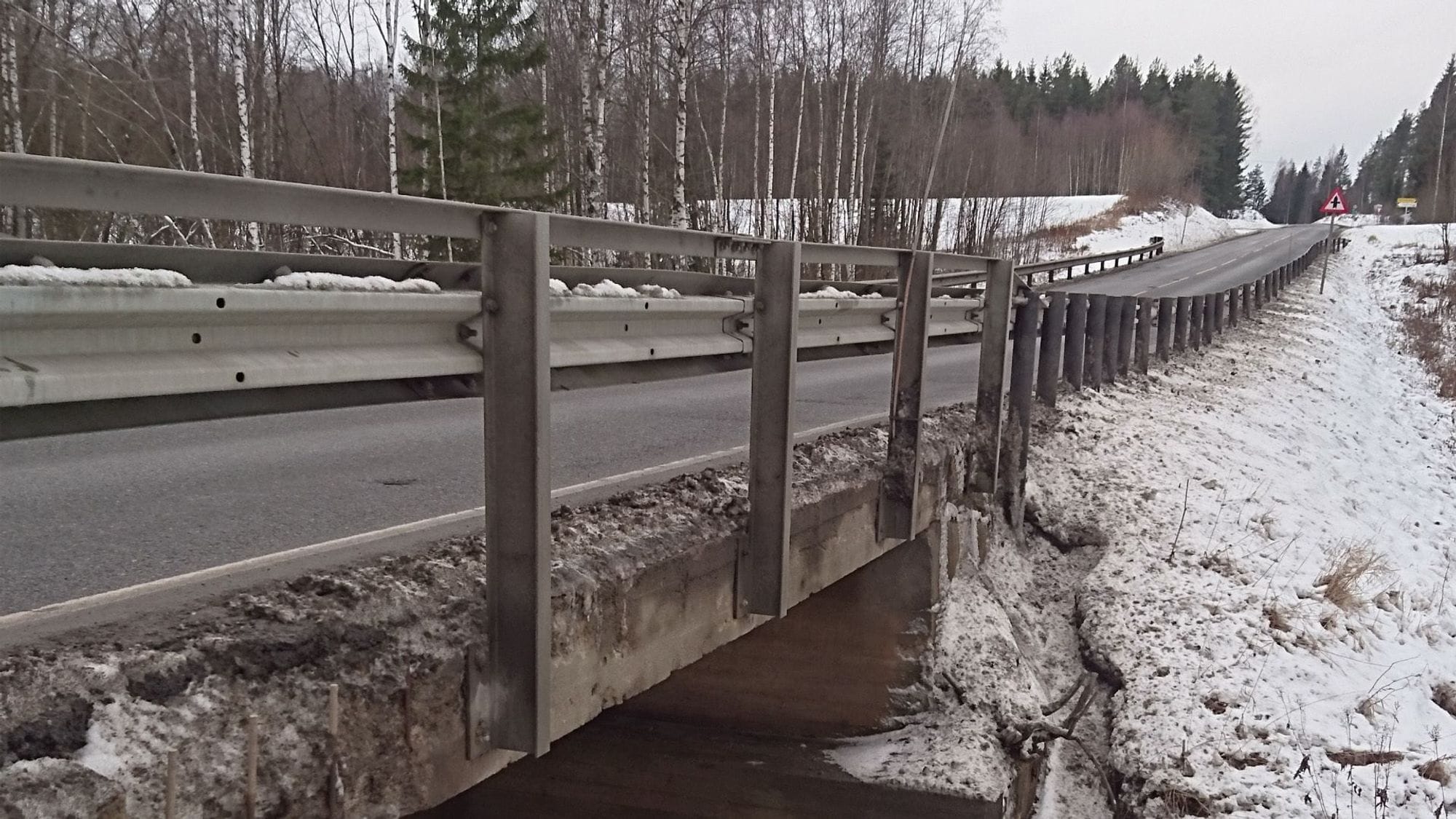 The bridge before the replacment. Close up of the old rail.