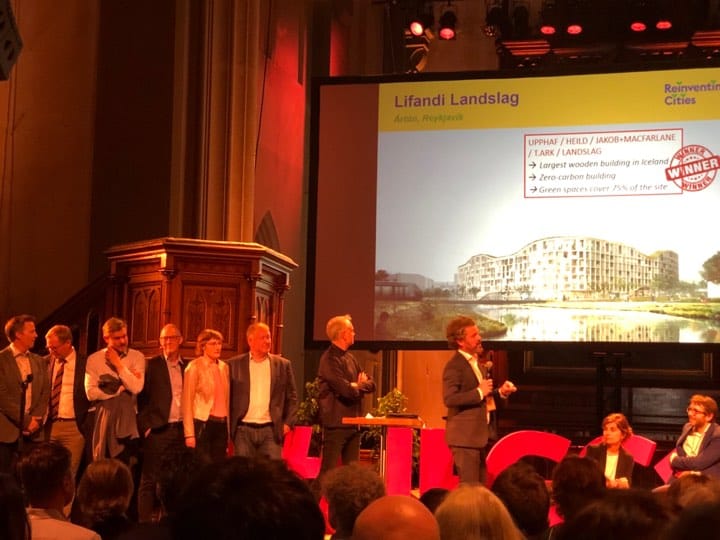 People lined up in front of a big screen showing Lifandi Landslag project