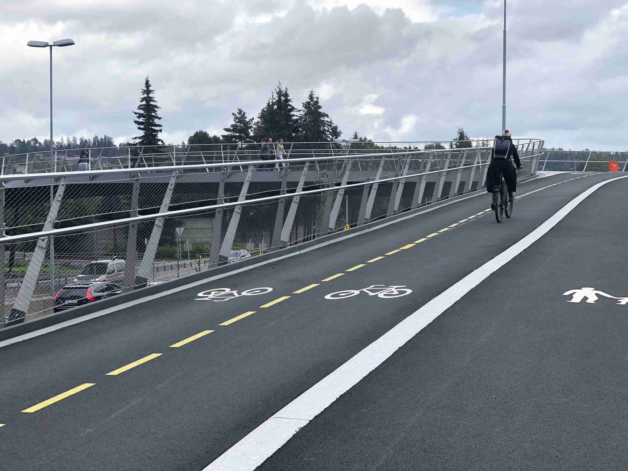 Person biking on a bike road on ulleval bridge