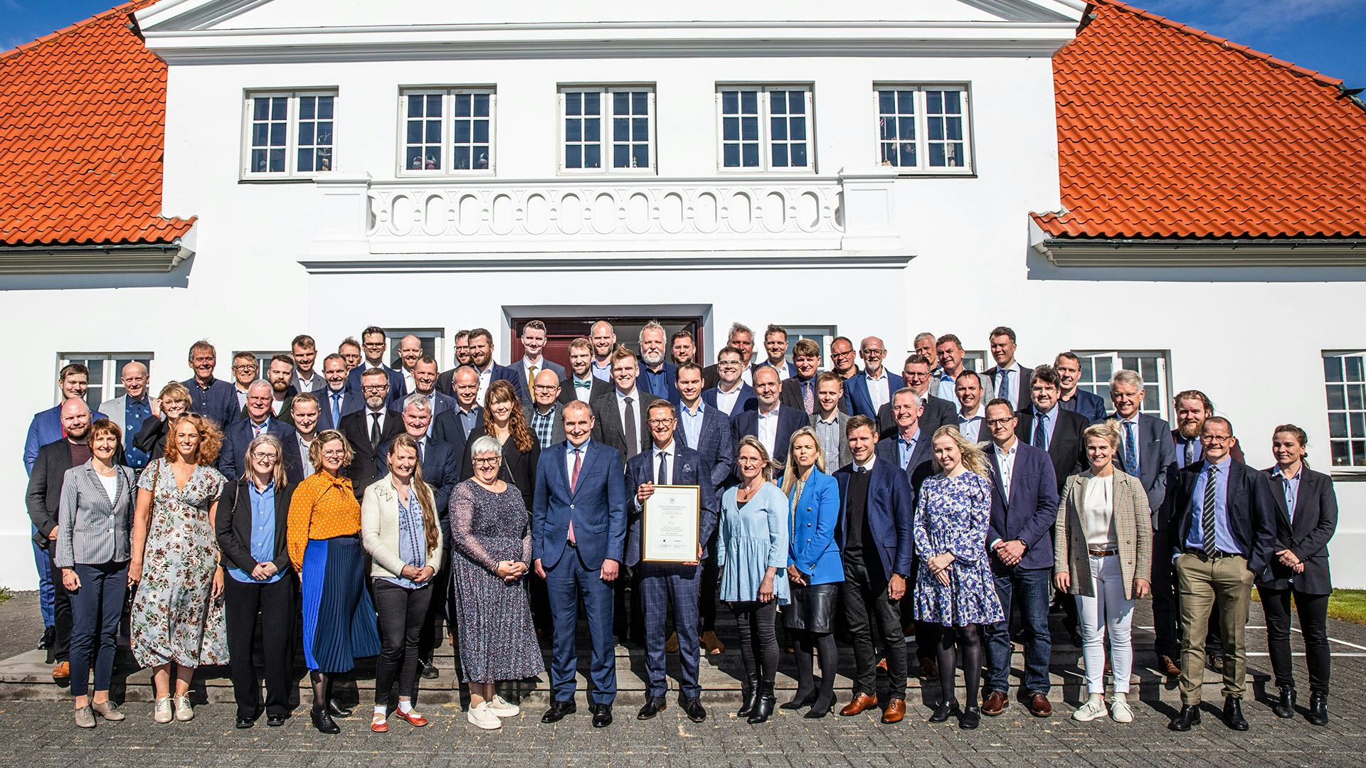 a large group of people standing with the president of Iceland, Gudni