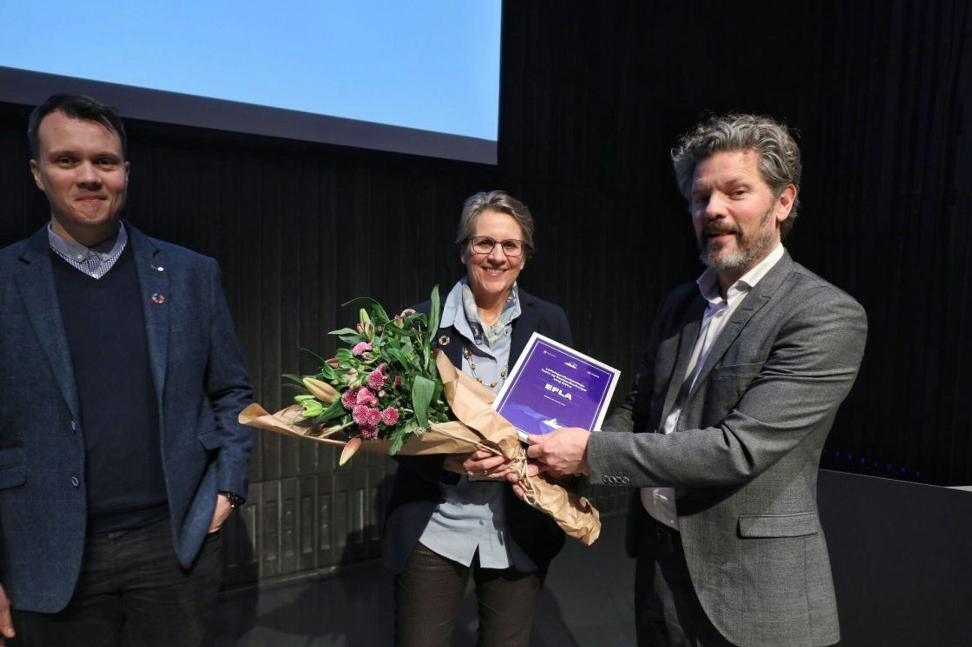 The Mayor of Reykjavik presenting the Climate Award and flower bouquet to EFLA representatives