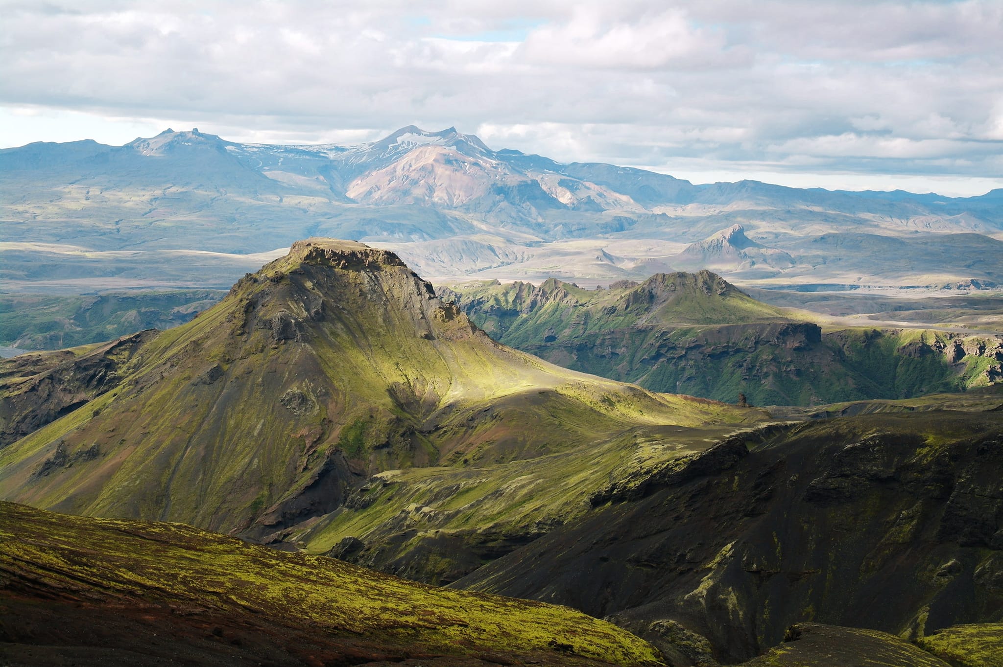 spectacular mountain scenery, green slopes and mountains as far as the eye can see